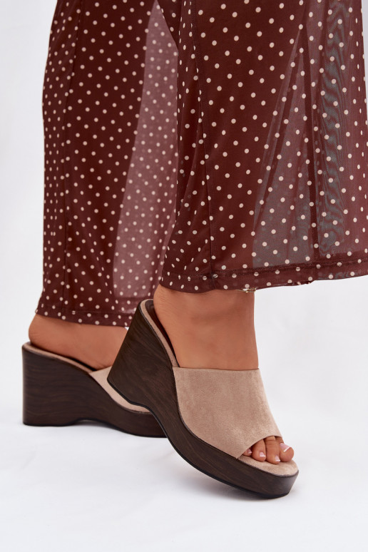 zapatillas de mujer en una cuña beige Ravelia