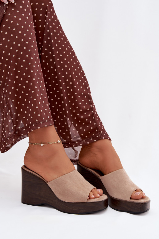 zapatillas de mujer en una cuña beige Ravelia