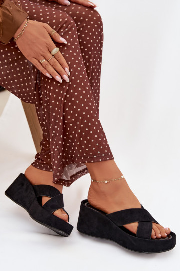 zapatillas de mujer en una cuñade gamuza ecológicau de color negro Calorine