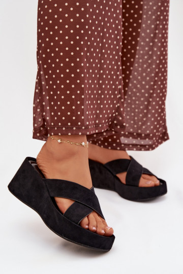 zapatillas de mujer en una cuñade gamuza ecológicau de color negro Calorine 2