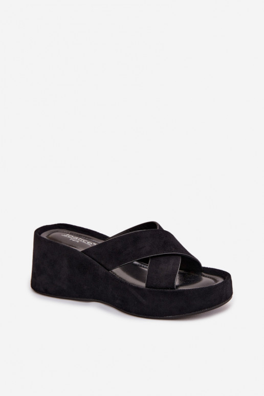 zapatillas de mujer en una cuñade gamuza ecológicau de color negro Calorine