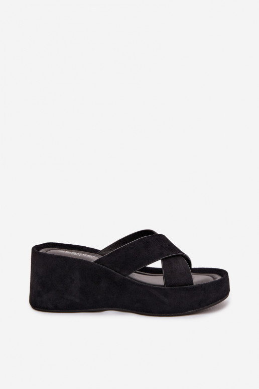 zapatillas de mujer en una cuñade gamuza ecológicau de color negro Calorine