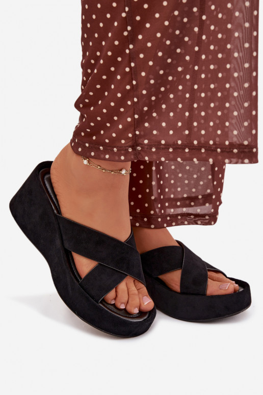 zapatillas de mujer en una cuñade gamuza ecológicau de color negro Calorine