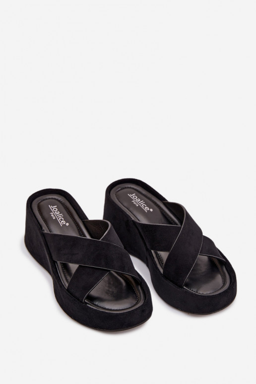 zapatillas de mujer en una cuñade gamuza ecológicau de color negro Calorine