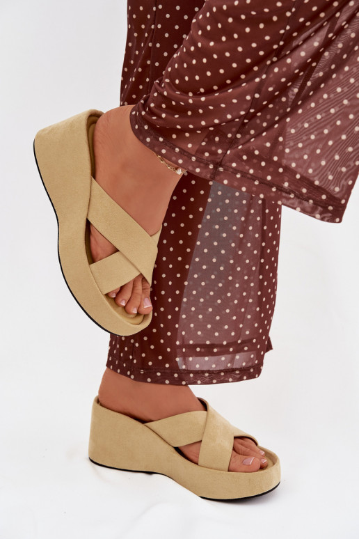 zapatillas de mujer en una cuñade gamuza ecológicau color amarillo Calorine