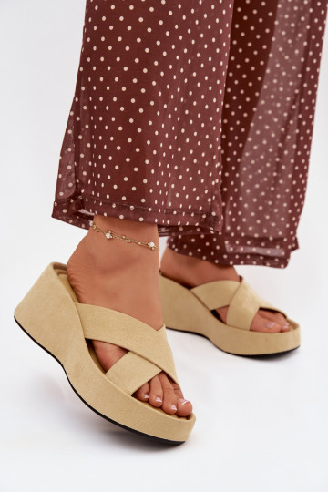 zapatillas de mujer en una cuñade gamuza ecológicau color amarillo Calorine 2