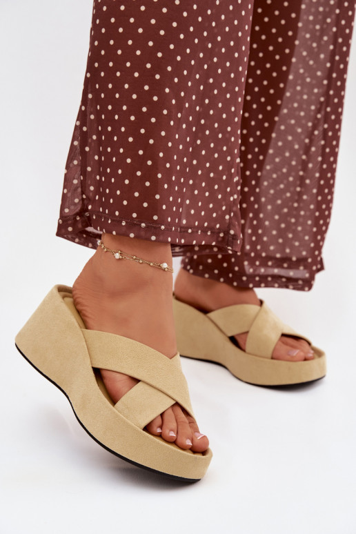 zapatillas de mujer en una cuñade gamuza ecológicau color amarillo Calorine