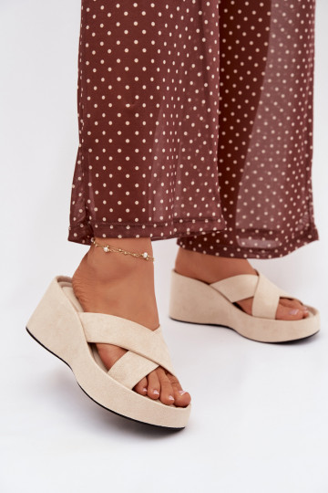 zapatillas de mujer en una cuñade gamuza ecológicau beige Calorine