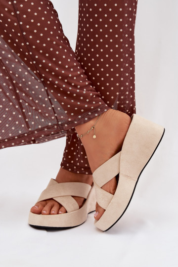 zapatillas de mujer en una cuñade gamuza ecológicau beige Calorine 2