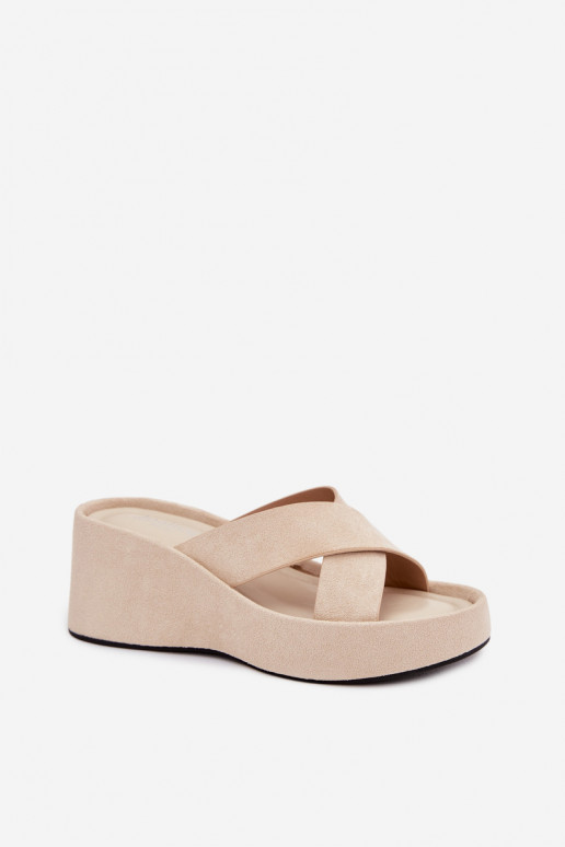 zapatillas de mujer en una cuñade gamuza ecológicau beige Calorine