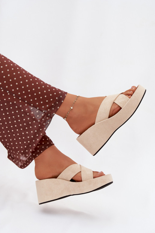 zapatillas de mujer en una cuñade gamuza ecológicau beige Calorine