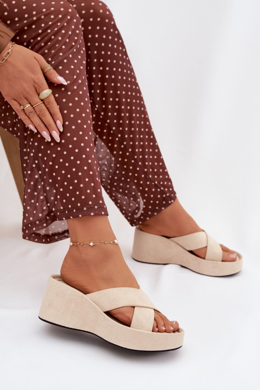 zapatillas de mujer en una cuñade gamuza ecológicau beige Calorine