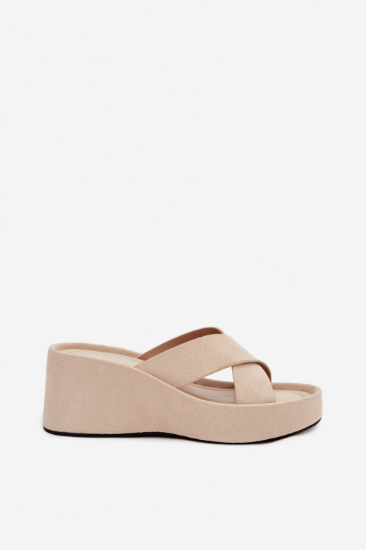 zapatillas de mujer en una cuñade gamuza ecológicau beige Calorine