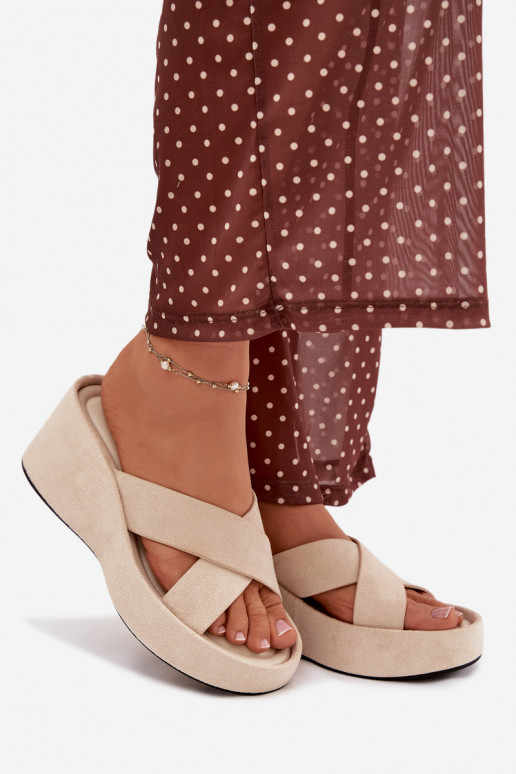 zapatillas de mujer en una cuñade gamuza ecológicau beige Calorine