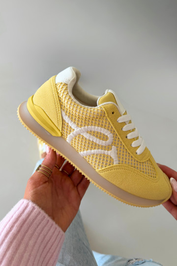 Zapatillas modelo zapatos. zapatillas Femenino color amarillo Tarlisse