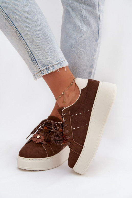 Zapatillas modelo zapatos. Femenino con una plataforma Con decoracionesi Pomponami CzekoladoAe Corinna
