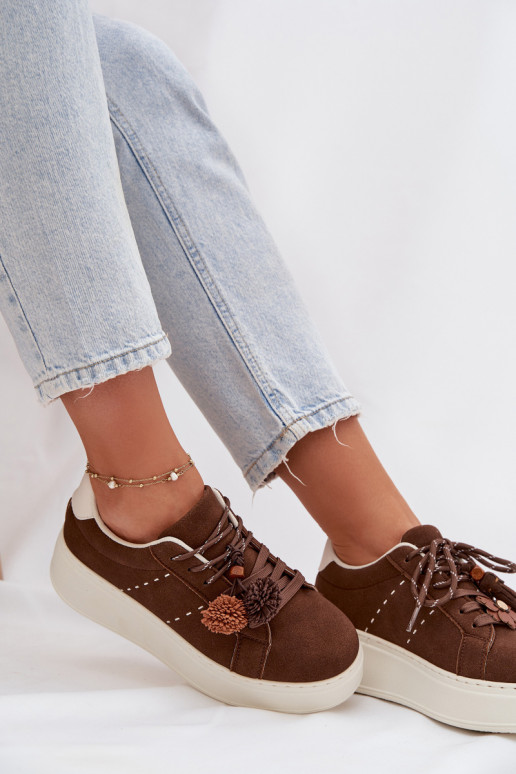 Zapatillas modelo zapatos. Femenino con una plataforma Con decoracionesi Pomponami CzekoladoAe Corinna