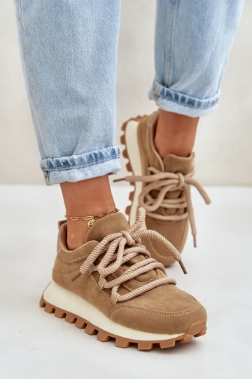 zapatillas Zapatillas modelo zapatos. con una plataformade gamuza ecológicau color marrón Riadella