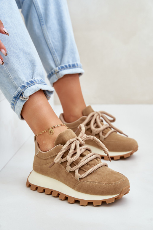 zapatillas Zapatillas modelo zapatos. con una plataformade gamuza ecológicau color marrón Riadella