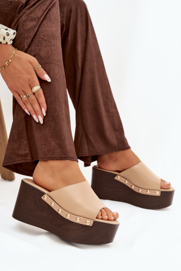 Chanclas de mujer con plataforma y tachuelas color arena Tai turireline