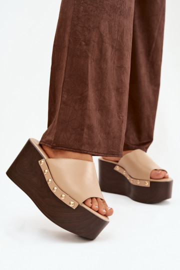 Chanclas de mujer con plataforma y tachuelas color arena Tai turireline 2