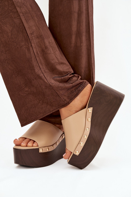 zapatillas de mujer en una cuña con remaches beige Tiene quereline