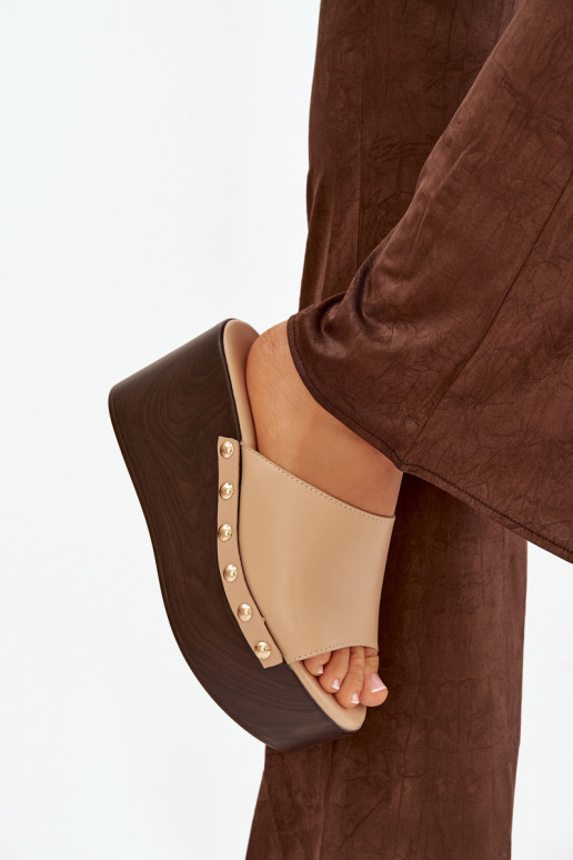 zapatillas de mujer en una cuña con remaches beige Tiene quereline