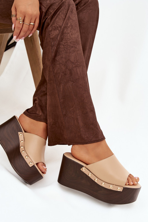 zapatillas de mujer en una cuña con remaches beige Tiene quereline