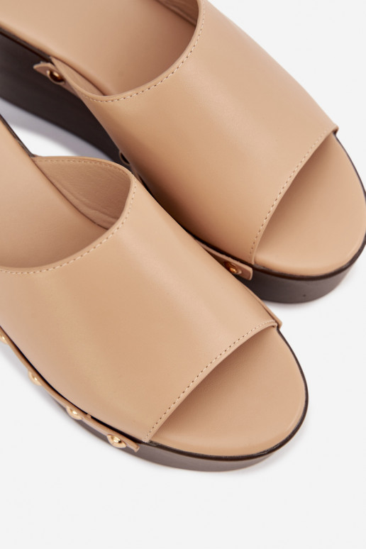 zapatillas de mujer en una cuña con remaches beige Tiene quereline