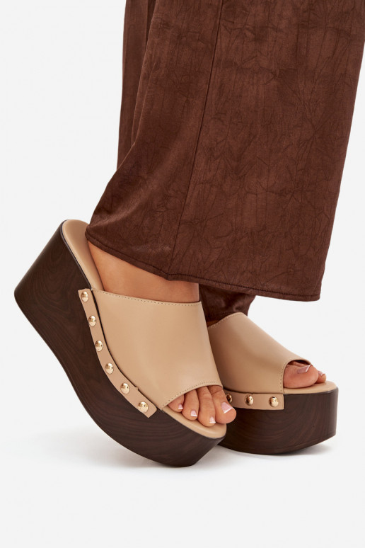 zapatillas de mujer en una cuña con remaches beige Tiene quereline