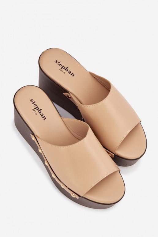 zapatillas de mujer en una cuña con remaches beige Tiene quereline