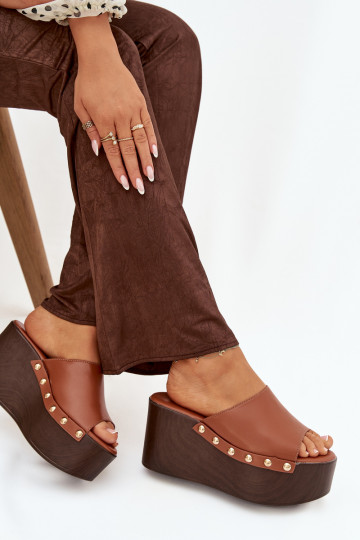 Chanclas de mujer con plataforma y tachuelas color marrón Tai turireline