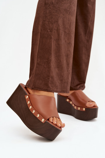 Chanclas de mujer con plataforma y tachuelas color marrón Tai turireline 2