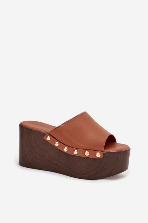 zapatillas de mujer en una cuña con remaches color marrón Tiene quereline