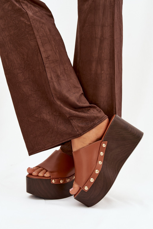 zapatillas de mujer en una cuña con remaches color marrón Tiene quereline