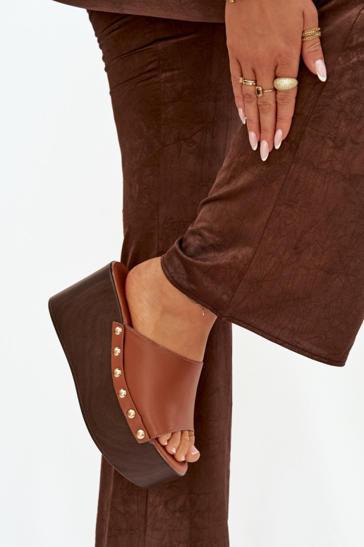 zapatillas de mujer en una cuña con remaches color marrón Tiene quereline