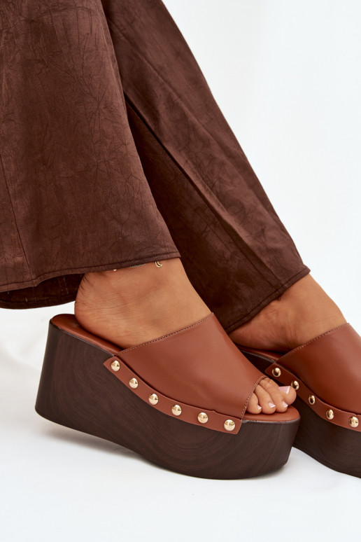 zapatillas de mujer en una cuña con remaches color marrón Tiene quereline