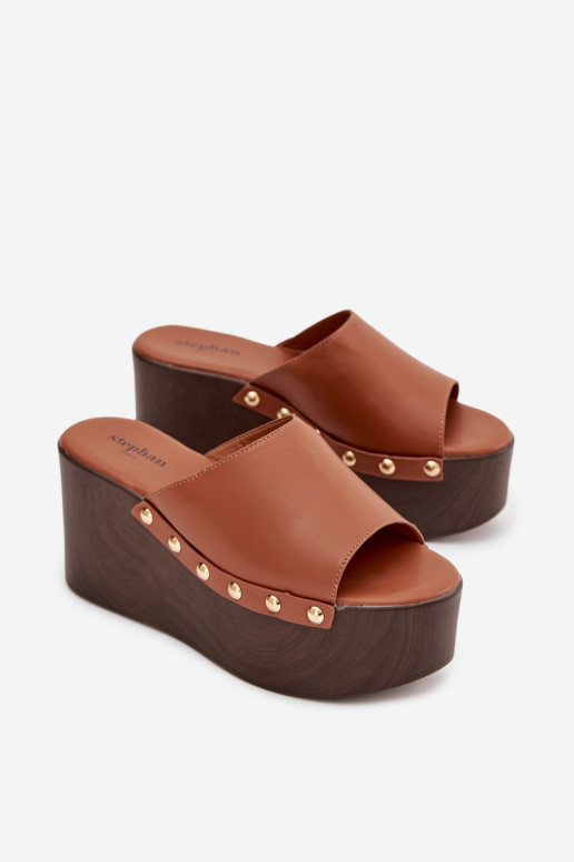 zapatillas de mujer en una cuña con remaches color marrón Tiene quereline