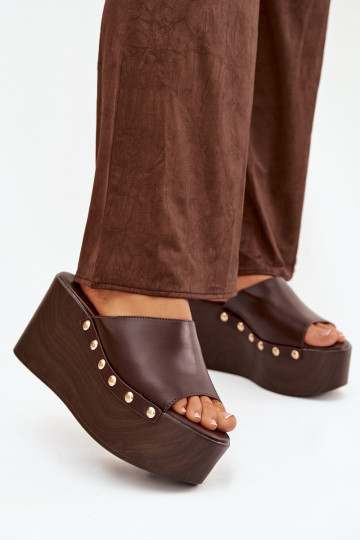 Chanclas de mujer con plataforma y tachuelas color chocolate Taireline