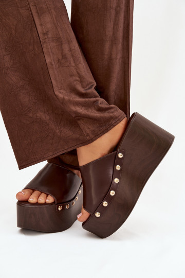 Chanclas de mujer con plataforma y tachuelas color chocolate Taireline 2