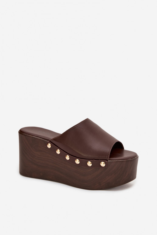 Chanclas de mujer con plataforma y tachuelas color chocolate Taireline