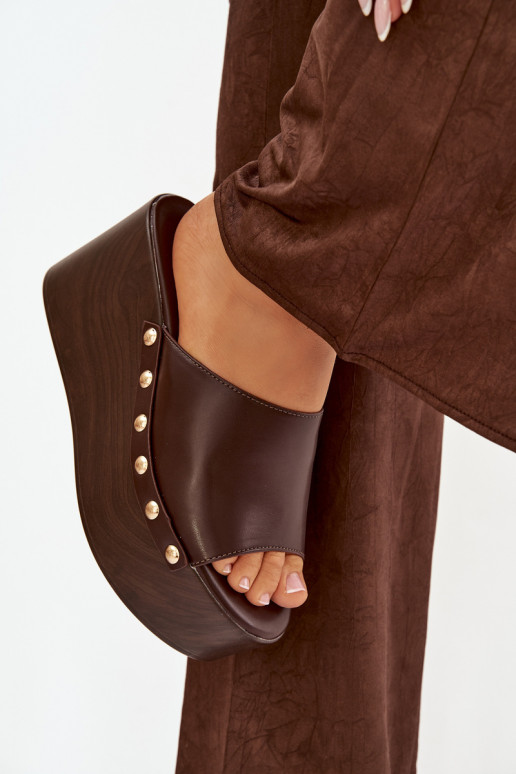 Chanclas de mujer con plataforma y tachuelas color chocolate Taireline