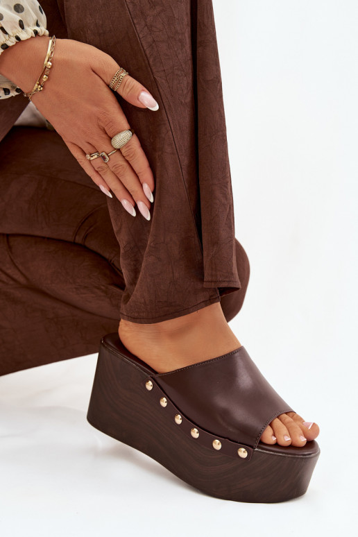 Chanclas de mujer con plataforma y tachuelas color chocolate Taireline