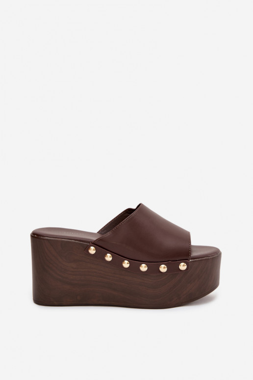 Chanclas de mujer con plataforma y tachuelas color chocolate Taireline
