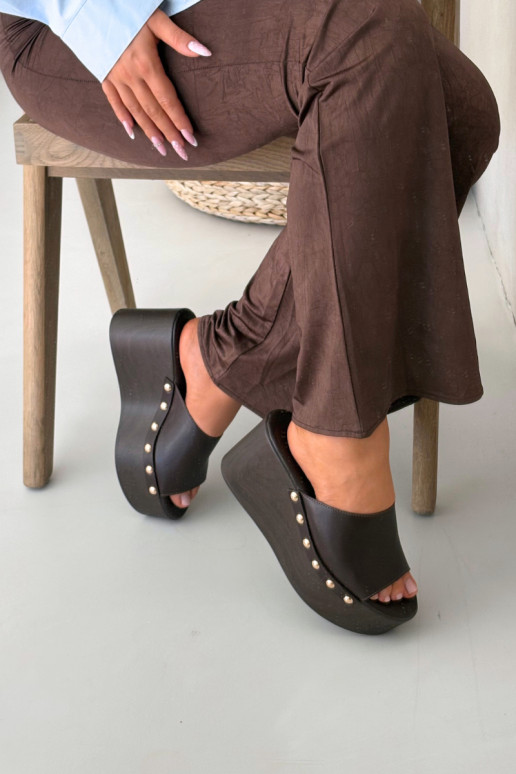 Chanclas de mujer con plataforma y tachuelas color chocolate Taireline