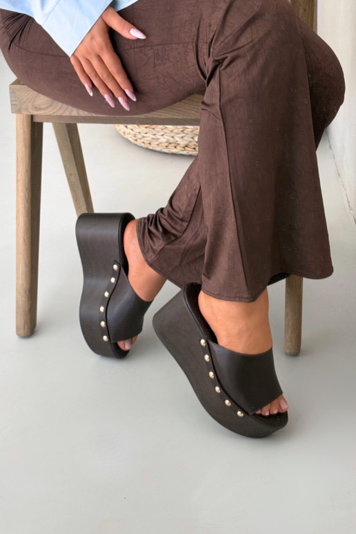 Chanclas de mujer con plataforma y tachuelas color chocolate Taireline