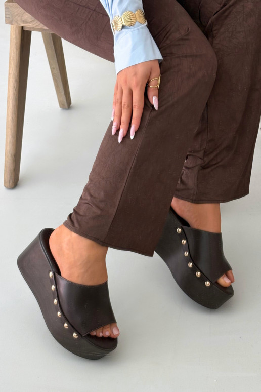 Chanclas de mujer con plataforma y tachuelas color chocolate Taireline