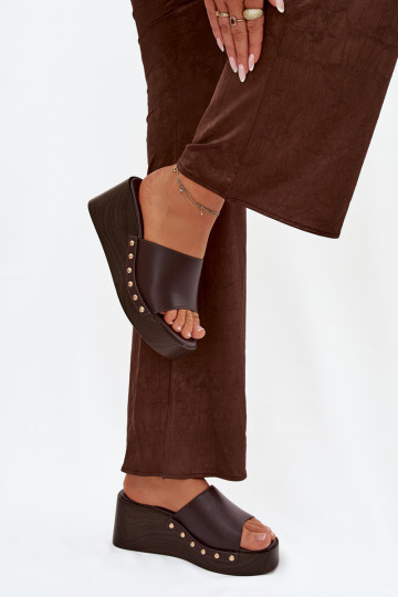 Chanclas de mujer con plataforma y clavos dorados color chocolate Arionne