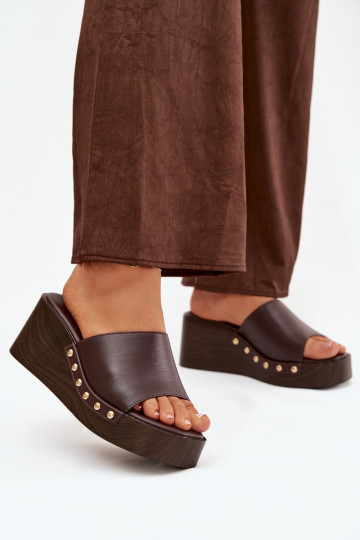 Chanclas de mujer con plataforma y clavos dorados color chocolate Arionne 2