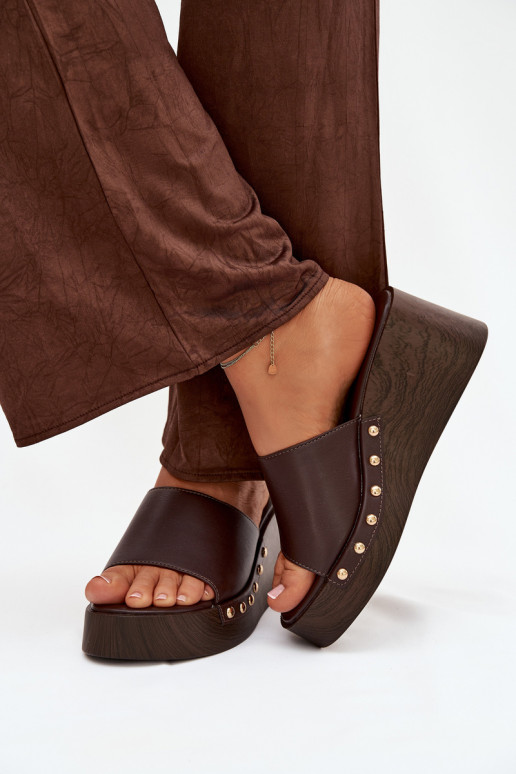 Chanclas de mujer con plataforma y clavos dorados color chocolate Arionne